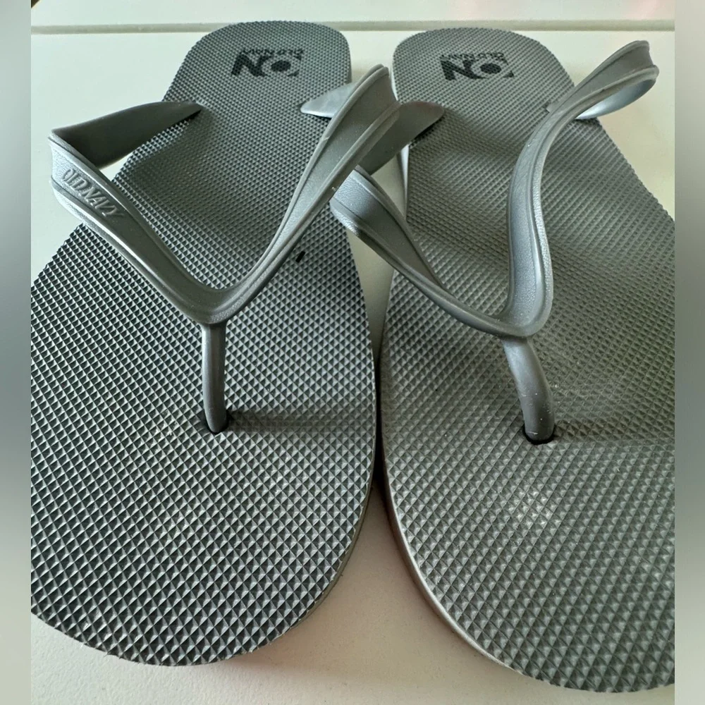 Old Navy Men’s Gray Rubber Texture Flip Flop Sandals Size 10/11